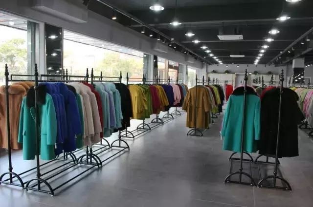 反季大促風(fēng)暴來(lái)襲！南通XX服裝工廠店價(jià)格擊穿底線，全城搶購(gòu)熱潮一觸即發(fā)！